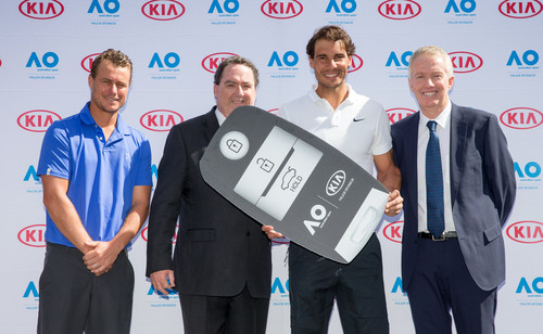 Lleyton Hewitt (l.) und Rafael Nadal (2.v.r.) übergaben Damien Meredith, COO von Kia in Australien, und Craig Tiley (r.), CEO von Tennis Australia, den symbolische Schlüssel für die Kia-Flotte der Australian Open.