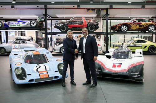 LMP1-Leiter Fritz Enzinger (l.) und Museumsdirektor Achim Stejskal mit dem Porsche 9191 Hybrid Evo (rechts) und einem 917 K.