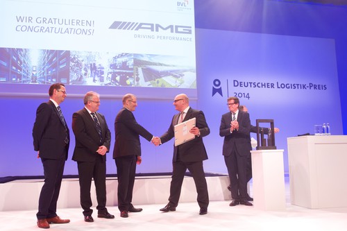 Logistik-Preis für Mercedes-AMG (von rechts): Prof. Dr. Raimund Klinkner, Vorsitzender des Vorstandes der Bundesvereinigung Logistik (BVL), gratuliert Logistikleiter Marco Witzel, Klaus Binder (Leitung Warehouse) und Sebastian Massell (Leitung Logistik / Prozesse).