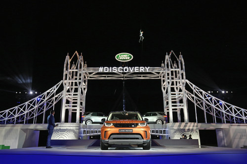 Londoner Flair und Akrobatik bei der Weltpremiere des Land Rover Discovery in Paris.