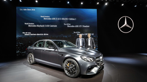 Los Angeles Auto Show 2016: Dietmar Exler, Präsident und CEO von Mercedes-Benz USA, und AMG-Chef Tobias Moers präsentieren den Mercedes-AMG E 63 S 4Matic+ „Edition 1“.