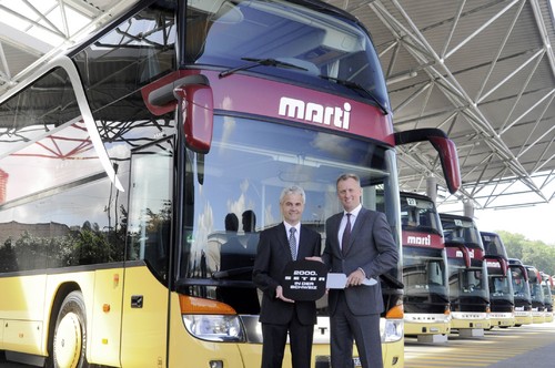 Lothar Holder, Markensprecher Setra Omnibusse der EvoBus GmbH, übergibt den 2.000sten Setra Bus für die Schweiz, einen Doppelstockbus S 431 DT, an Heinrich Marti (links) von der Ernst Marti AG in Kallnach.