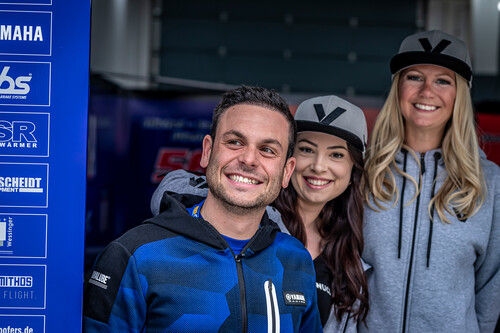 Louis unterstützt die IDM 2022: Moto3- und Supersport-Weltmeister Sandro Cortese mit zwei Gridgirls der Bekleidungsmarke Vanucci.