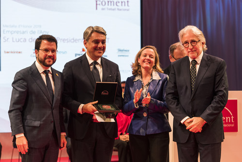 Luca de Meo nahm die Ehrenmedaille aus den Händen des Vorsitzenden von Foment del Treball, Josep Sánchez Llibre (r.), entgegen. Bei der Zeremonie dabei waren auch die spanische Wirtschaftsministerin Nadia Calviño (2.v.r.) sowie Kataloniens Vizepräsident und Wirtschaftsminister Pere Aragonés (l.)

