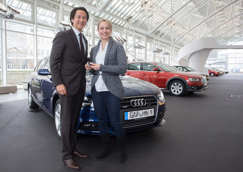 Magdalena Neuner erhält die Schlüssel zu ihrem Audi A4 Avant von Clemens Lee, Leiter Messen/Veranstaltungen und Sportvermarktung.