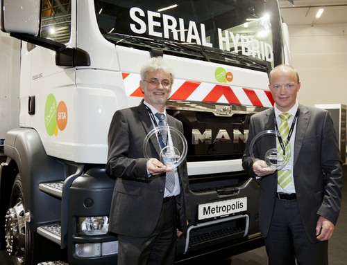 MAN-Forschungs- und Entwicklungsvorstand Bernd Maierhofer (links) und Heiko Vieweg, Geschäftsführer Benteler Engineering Services BV, mit dem „eCarTec“-Award für den Metropois.