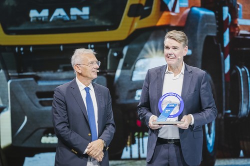 MAN-Lkw-Chef Joachim Drees (rechts) nimmt den „Truck Innovation Award“ auf der IAA Nutzfahrzeuge von Jury-Präsident Gianenrico Griffini entgegen.