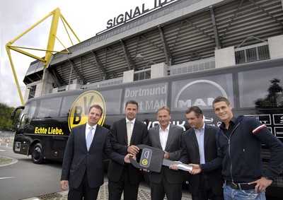 MAN übergab gestern den neuen Mannschaftsbus an Borussia Dortmund.