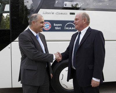 MAN-Vorstandssprecher Dr. Georg Pachta-Reyhofen (links) übergab FC Bayern-Präsident Ulli Hoeneß einen zweiten Mannschaftsbus.