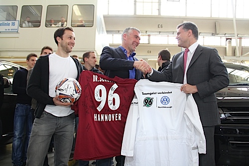 Mannschaft von Hannover 96 besucht die Fertigung von Volkswagen Nutzfahrzeuge in Hannover.