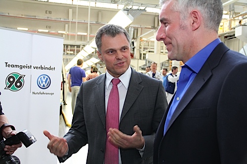 Mannschaft von Hannover 96 besucht die Fertigung von Volkswagen Nutzfahrzeuge in Hannover. Dr. Wolfgang Schreiber,Sprecher des Markenvorstands von Volkswagen Nutzfahrzeuge, begrüßt Hannover-96-Trainer Mirko Slomka im Werk. 