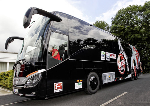 Mannschaftsbus des 1. FC Köln – ein S 516 HD der Setra Comfort-Class 500.