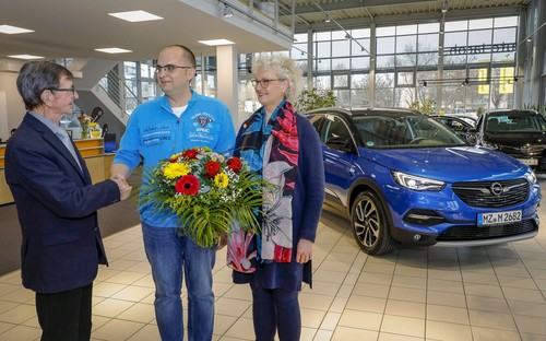 Manuel Friedrich (Mitte) nahm als einer der ersten Kunden den Opel Grandland X mit neuem Top-Benziner in Empfang. Patricia Prinzessin zu Erbach-Schönberg, Geschäftsführerin von Auto Jacob in Rüsselsheim, und Verkaufsberater Georg Pelz überreichten dem 36-Jährigen die Schlüssel zu seinem neuen Auto.

