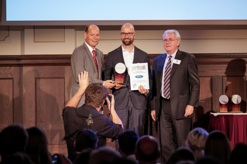 Marc Bertelsbeck (Mitte), Leiter Werbung bei Ford, nimmt die e „Superbrands Germany“-Auszeichnung von Norbert Lux (Superbrands Germany) und Stephen Smith (Superbrands International; rechts) entgegen.