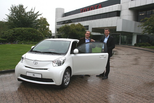 Marc Schleicher erhält den Toyota iQ von André Schmidt, Gemeral Manager Marketing von Toyota.