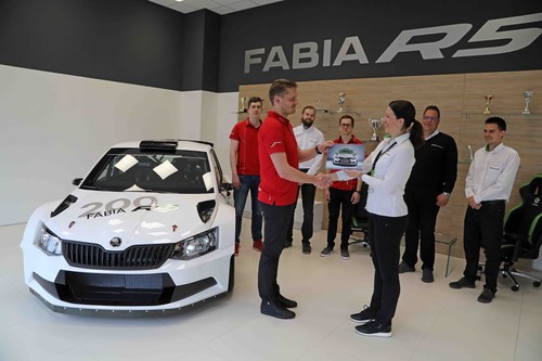 Marcis Kenavs, Servicemanager des Teams Sports Racing Technologies, übernahm symbolisch den Schlüssel für den 200sten Fabia R5 von Sárka Králová, verantwortlich für den Kundensport bei Skoda.