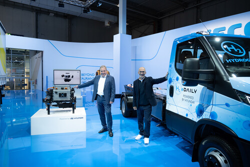 Marco Liccardo (r). Chief Technology &amp; Digital Officer bei Iveco, und Martin Zeilinger, Head of Commercial Vehicle Development Tech Unit von Hyundai, präsentieren den e-Daily FCEV.
