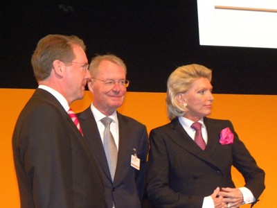 Marie-Elisabath Schaeffler mit AR-Mitglied Olaf Henkel (Mitte) und Schaeffler-Chef Jürgen Geissinger.