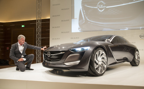 Mark Adams, Designchef von General Motors Europe, präsentiert den Opel Monza Concept.
