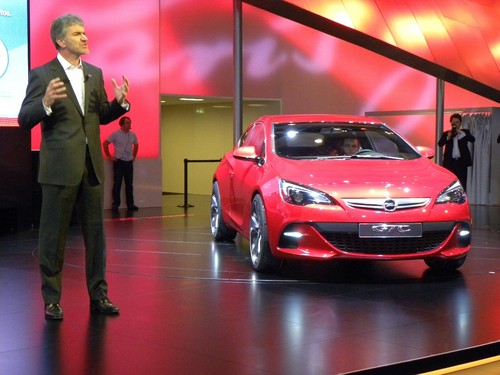Mark Adams, Opels Chefdesigner, mit der Studie Opel GTC.
