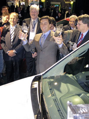 Mark Fields, Chef von Ford in Nordamerika, freut sich über die beiden „Car of the Year“-Auszeichnungen.