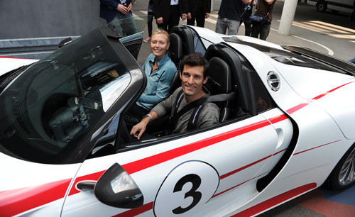 Mark Webber nimmt Tennisstar Maria Sharapova im Porsche 918 Spyder mit.