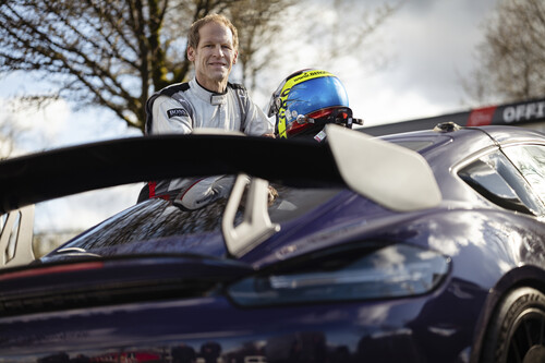 Markenboschafter Jörg Bermeister umrundete die Nordschleife des Nürburgrings mit dem 500 PS starken 718 Cayman GT4 RS mit Manthey Kit in 7:03,121 Minuten.