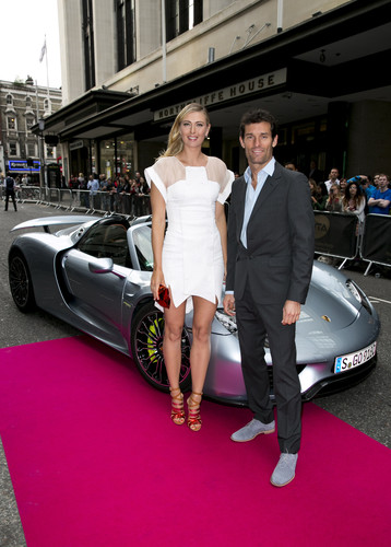 Markenbotschafetrin Maria Sharapova und Werksfahrer Mark Webber kamen im Porsche 918 Spyder zur Pre-Wimbledon-Party.