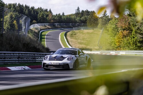 Markenbotschafter Jörg Bergmeister hat mit dem neuen Porsche 911 GT3 RS die 20,8 Kilometer lange Nordschleife des Nürburgrings in 6:49,328 Minuten umrundet – 10,6 Sekunden schneller als der aktuelle 911 GT3.
