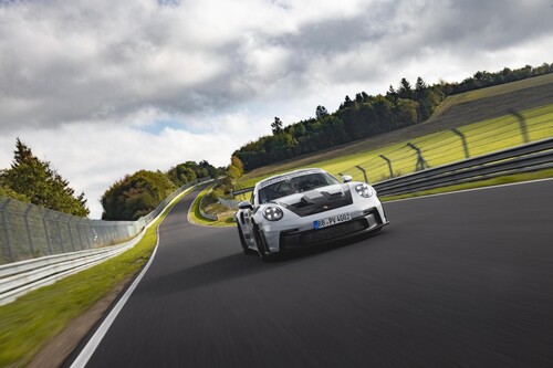 Markenbotschafter Jörg Bergmeister hat mit dem neuen Porsche 911 GT3 RS die 20,8 Kilometer lange Nordschleife des Nürburgrings in 6:49,328 Minuten umrundet – 10,6 Sekunden schneller als der aktuelle 911 GT3.