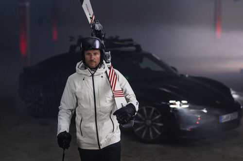 Markenbotschafter und Olympiasieger Aksel Lund Svindal mit dem  „Porsche 7 Series“-Ski.