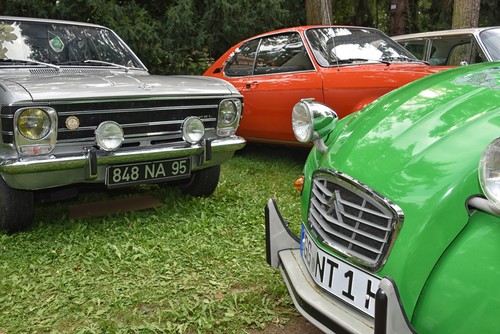 Markenoffenes Klassikertreffen an den Opelvillen: Ein Citroen 2CV gesellt sich zu einem Opel Olympia.