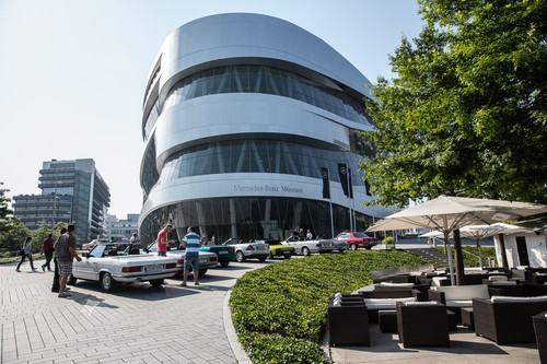Markenoffenes Klassikertreffen Cars & Coffee am Mercedes-Benz-Museum.