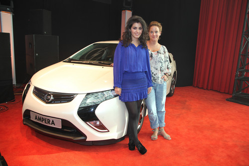 Markenotschafterin Katie Melua (links) zusammen mit Schauspielerin Muriel Baumeister am neuen Ampera, der in Bonn im Mittelpunkt der Aktivitäten von Opel zum Tag der deutschen Einheit stand.