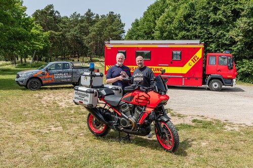 Marketing-Manager Nils Buntrock (r.) übergibt die Harley-Davidson Pan America Special an Daniel Rütz, Leiter des Löschzuges Kall der Freiwilligen Feuerwehr.