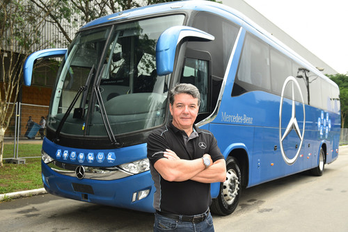 Marketing- und Vertriebschef Roberto Leoncini vor einem der 500 Busse von Mercedes-Benz do Brasil für Nigeria.