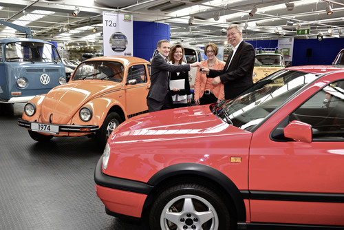 Markus Crott, Eigentümer und Schenker des Golf GTI Edition, übergibt den Fahrzeugschlüssel an Museumsleiter Eberhard Kittler, Konzernbeauftragter Volkswagen Classic.
