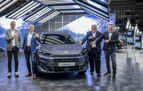 Markus Haupt (Vorstand für Produktion und Logistik), Zoltán Les (Mitglied der Geschäftsleitung Automobilproduktion Audi Hungaria), Audi Hungaria-CEO Alfons Dintner (l.) und Cupra-CEO Wayne Griffiths bei der Vorstellung des Cupra Terramar.