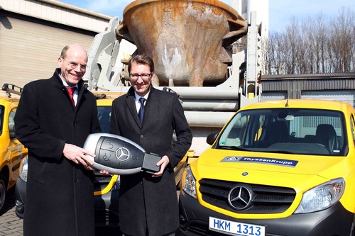 Martin Hahne (links), Leiter des Fleet Management der ThyssenKrupp AG, und Matthias Hindemith, Mitglied der Geschäftsleitung des Mercedes-Benz-Vertrieb Deutschland und verantwortlich für den Vertrieb Transporter, bei der Übergabe der sechs Mercedes-Benz Citan.