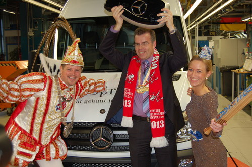 Martin Kelterer, Standortverantwortlicher und Leiter Produktion Mercedes-Benz-Werk Düsseldorf, übergab dem Prinzenpaar den symbolischen Fahrzeugschlüssel für die Bagagewagen.