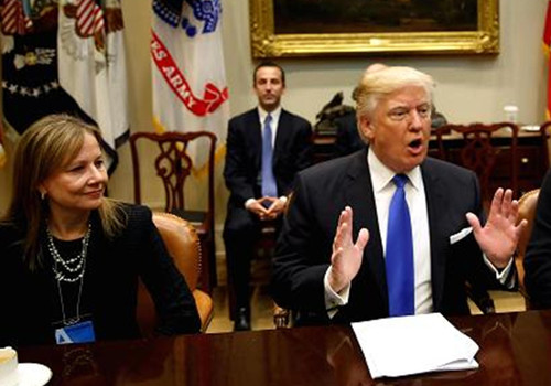 Mary Barra und Donald Trump 2017 im Weißen Haus.
