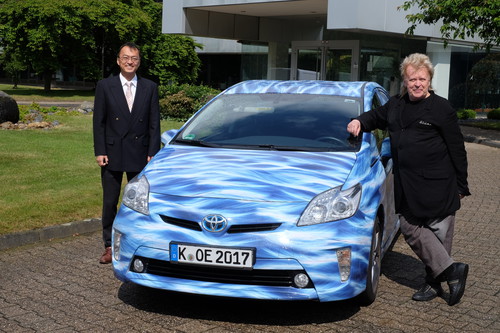 Masaki Hosoe, Chairman von Toyota Deutschland, und der Kölner Künstler HA Schult mit dem Toyota Prius für die Fahrt von Paris nach Peking.