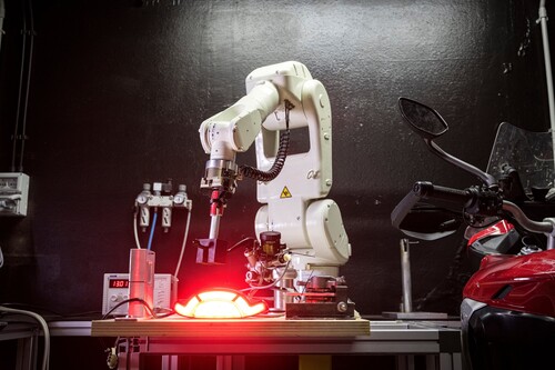 Materialtest mit einem Roboter bei Ducati.