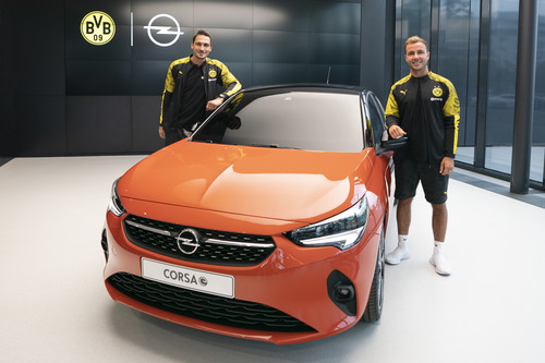 Mats Hummels und Mario Götze mit dem Opel Corsa-e (von links).