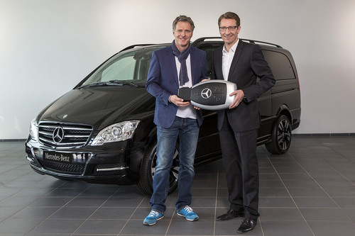 Matthias Hindemith (rechts), Mitglied der Geschäftsleitung des Mercedes-Benz Vertrieb Deutschland und verantwortlich für den Vertrieb Transporter, übergibt den Grand Edition Viano Avantgarde an den neuen Mercedes-Benz Viano Markenbotschafter Jörg Pilawa (links).