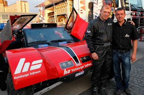 Matthias Kahle (links) und Thomas M. Schünemann vom Rallyeteam Hamurger Software starten erstmals mit einem Diesel-Buggy von SMG.