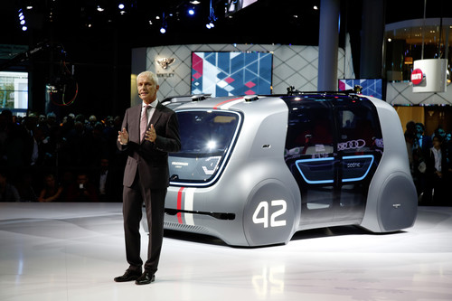 Matthias Müller präsentiert den Volkswagen Sedric.
