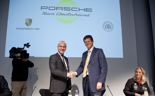 Matthias Müller, Vorstandsvorsitzender der Porsche AG (l), DTB-Präsident Dr. Karl-Georg Altenburg bei der Vorstellung des Porsche Team Deutschland in Stuttgart.