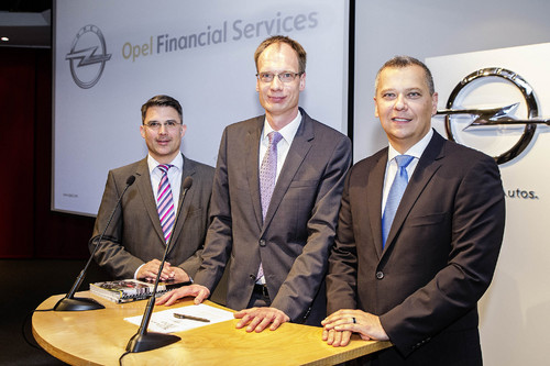 Matthias Schäfer, Geschäftsführer Opel Versicherungs Service, Michael Lohscheller, Finanzvorstand der Adam Opel AG und Erhard Paulat, Chief Operating Officer, GMAC Bank.