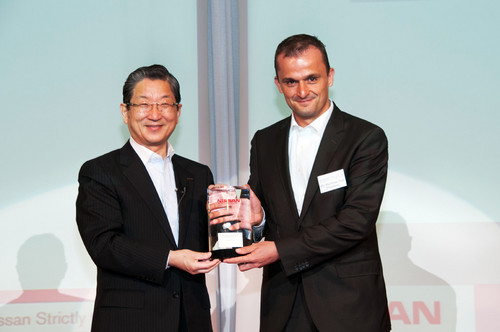 Matthias Zink, Präsident Schaeffler Automotive Asia-Pacific (v.r.), erhält den Nissan 201EGlobal Quality Award201C 2012 aus den Händen von Toshiyuki Shiga, COO Nissan (v.l.).